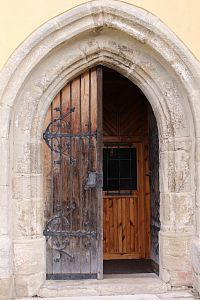 Hlavní vchod do kostela