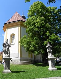 Sochy a presbytář kostela sv. Václava