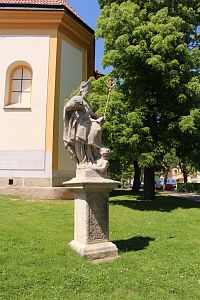 Malešov, sochy sv. Prokopa a sv. Jana z Nepomuku.