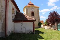 Severní strana kostela, v pozadí zvonice