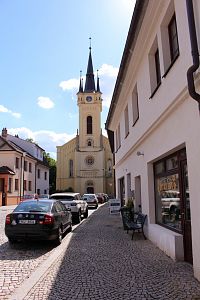 Pohled na kostel z Palackého ulice