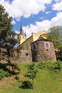 Pohled na kostel přes hradby