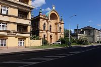 Pohled na synagogu od křižovatky