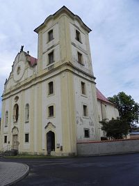 Věž a průčelí kostela