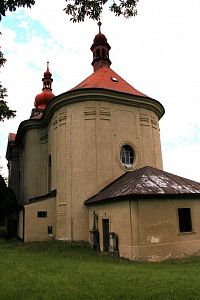 Pohled na presbytář kostela