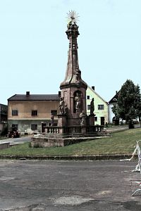 Sloup Nejsvětější trojice, pohled z ulice