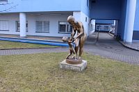 Pohled na sochu ze strany