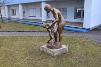 Pohled na sochu ze strany od vstupu do areálu