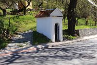 Pohled na kapli od obce