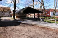 Přístřešek při vstupu do parku