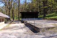 Taneční parket u vstupu do parku