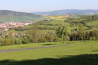 Pohled na město a vrch Stráž