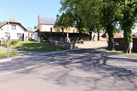 Pohled na pomník z náměstí