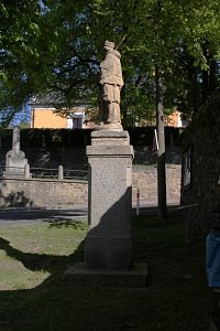 Pohled na sochu ze strany