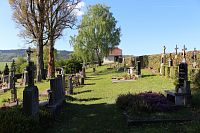 Pohled od kaple na hřbitov