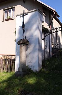 Kříž před vchodem do areálu kostela