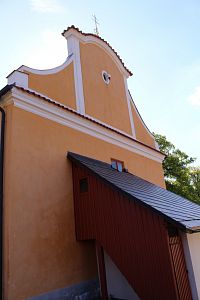 Štít v západním průčelí kostela