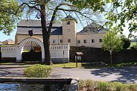 Pohled od kašny na tvrz