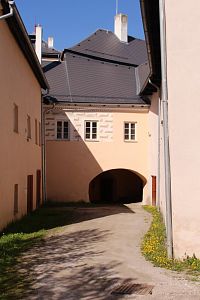 Vchod do tvrze z horního nádvoří