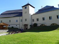 Pohled na tvrz z nádvoří