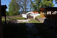 Pohled od tvrze k bráně