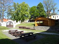 Dolní nádvoří tvrze