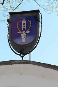 Znak městyse na bráně do tvrze