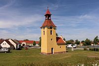 Pohled na kapli ze silnice