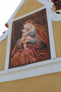 Obraz Panny Marie Skočické na průčelí kaple