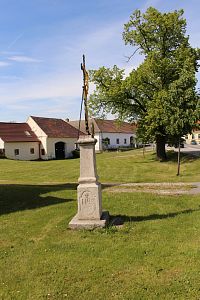 Kříž před kaplí