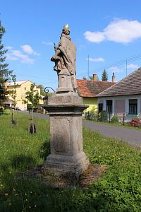 Celkový pohled na zadní stranu sochy