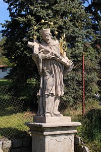 Pohled na sochu z cesty