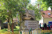 Socha lva na vrcholu pomníku