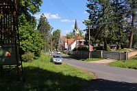 Pohled na Vrčeň z cesty k památníku