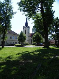 Pohled na kostel z návsi