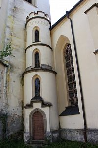 Schodištní přístavek u věže