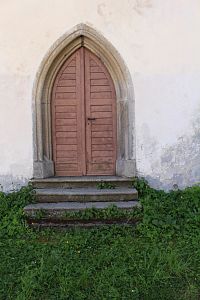 Jeden z vchodů kostela