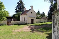 Okolí kostela, v pozadí márnice