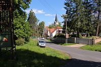 Pohled na kostel z cesty ke hřbitovu