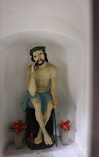Socha Krista uvnitř kaple