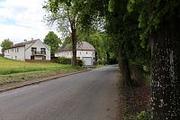 Pohled na kapli za silnice do Běšin