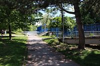 Pohled na zastávku z z parku