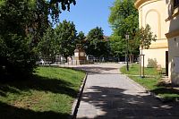 Pohled k pomníku od fontány