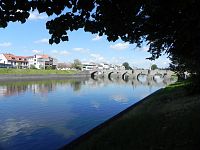 Pohled na most z cesty  pod hradem