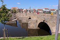 Pohled na oblouk u pravého břehu