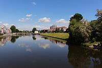 Pohled  ze středu mostu na řeku