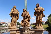 Kalvárie, socha světců  pod křížem