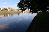 Pohled na řeku s mostem v pozadí