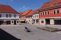 Lavička a kašna na náměstí