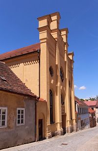 Východní průčelí synagogy